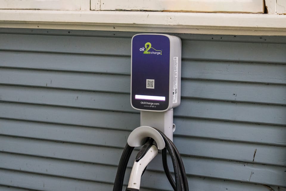 Electric vehicle charging station