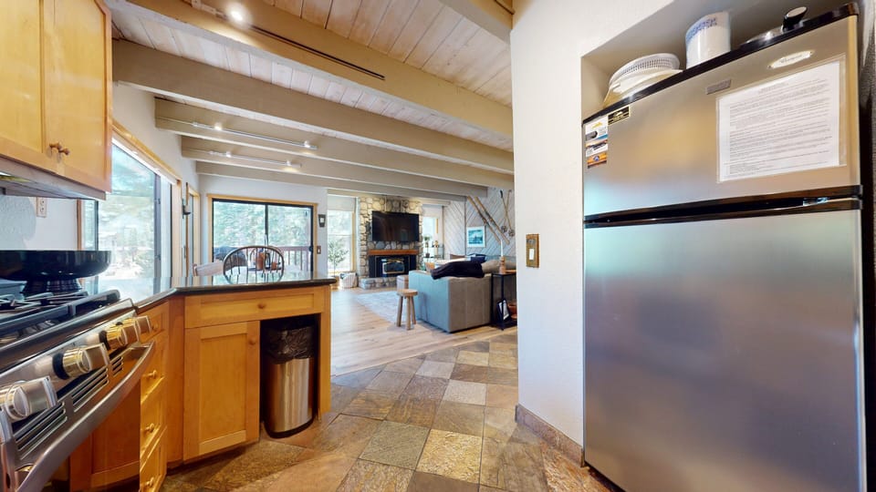 Condo, 3 Bedrooms | Private kitchen | Fridge, oven, coffee/tea maker, toaster