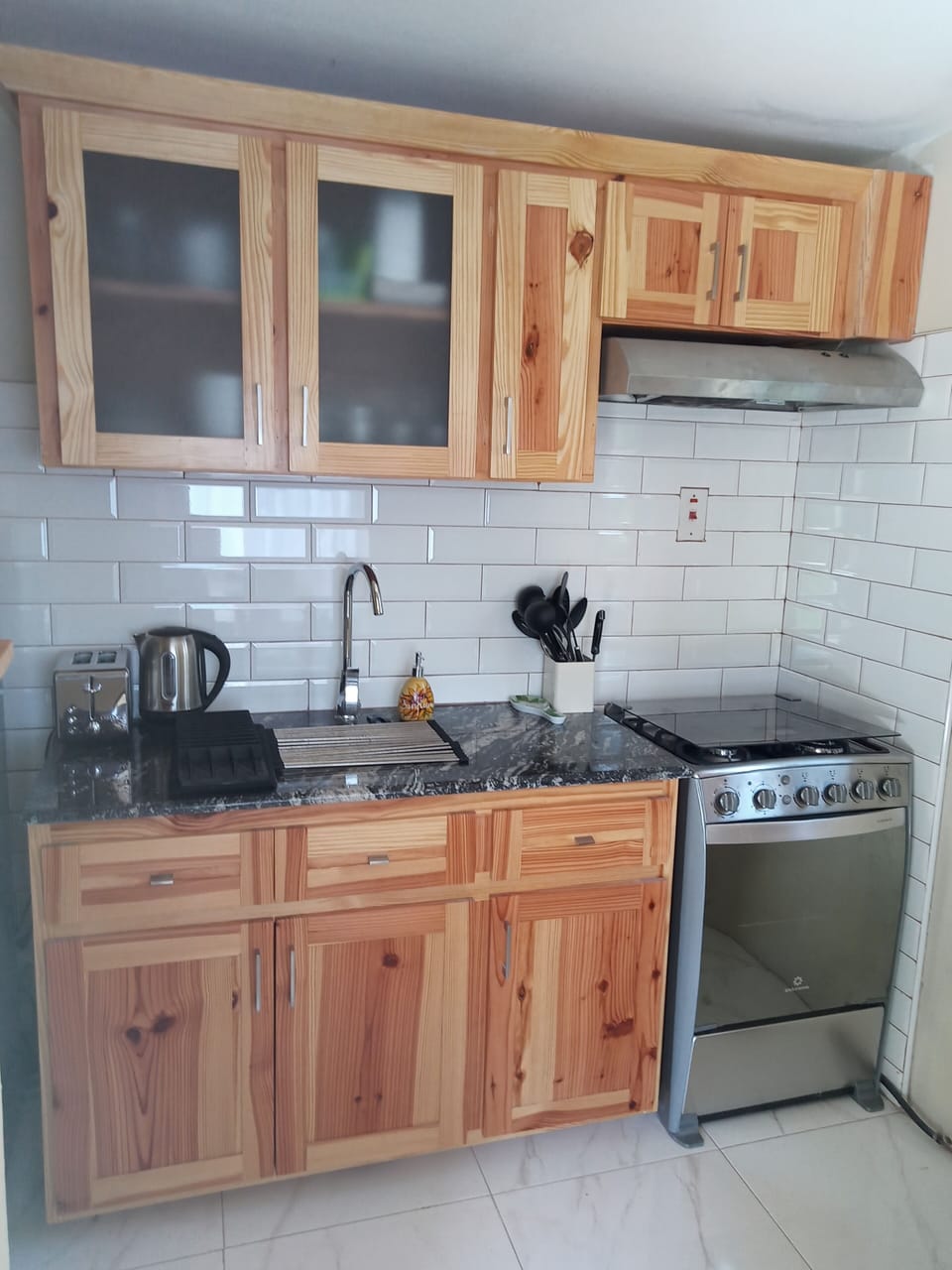 Economy House | Private kitchen | Fridge, microwave, stovetop, cookware/dishes/utensils