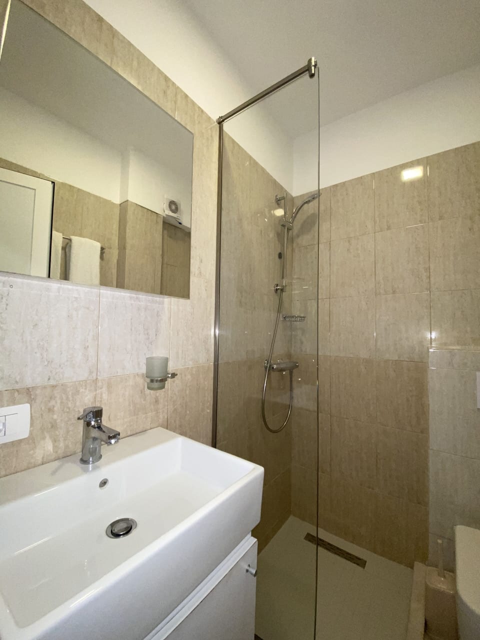 Comfort Triple Room | Bathroom | Shower, rainfall showerhead, free toiletries, hair dryer