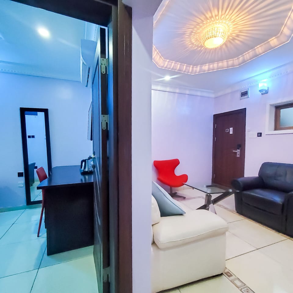 Standard Studio Suite | Desk, laptop workspace, blackout drapes, free WiFi