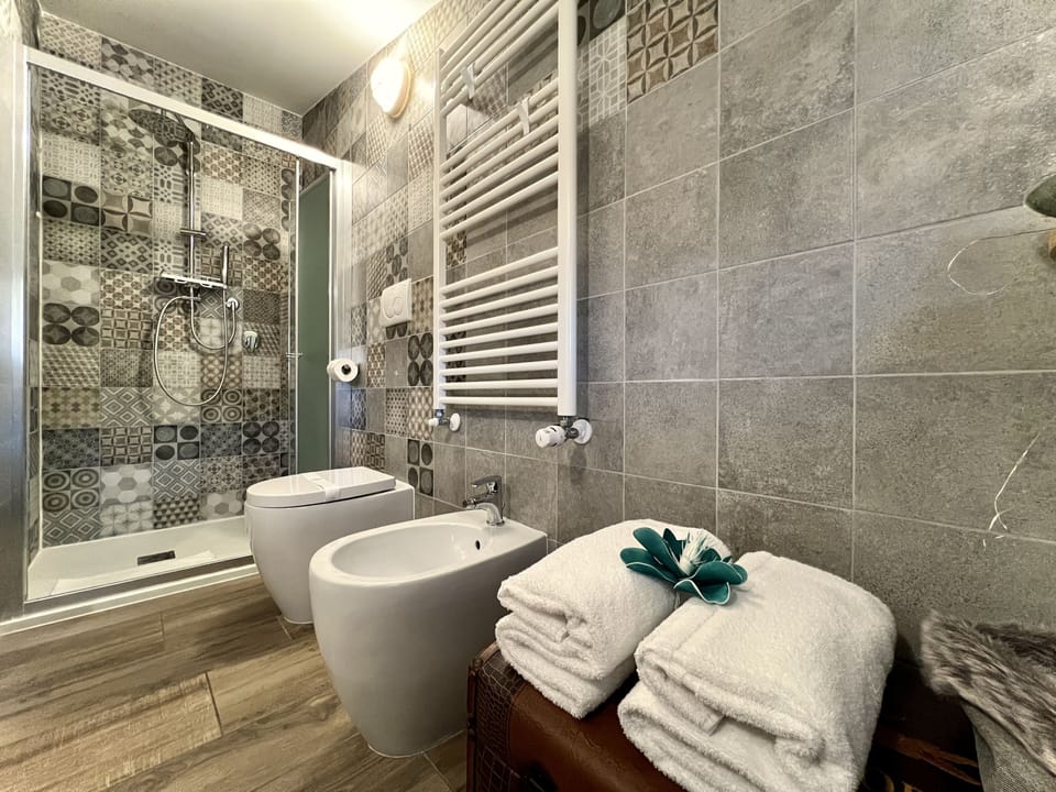 Design Room | Bathroom | Shower, rainfall showerhead, free toiletries, hair dryer