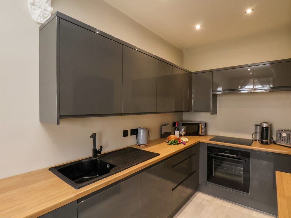 Cottage | Private kitchen | Fridge, dishwasher, electric kettle, toaster