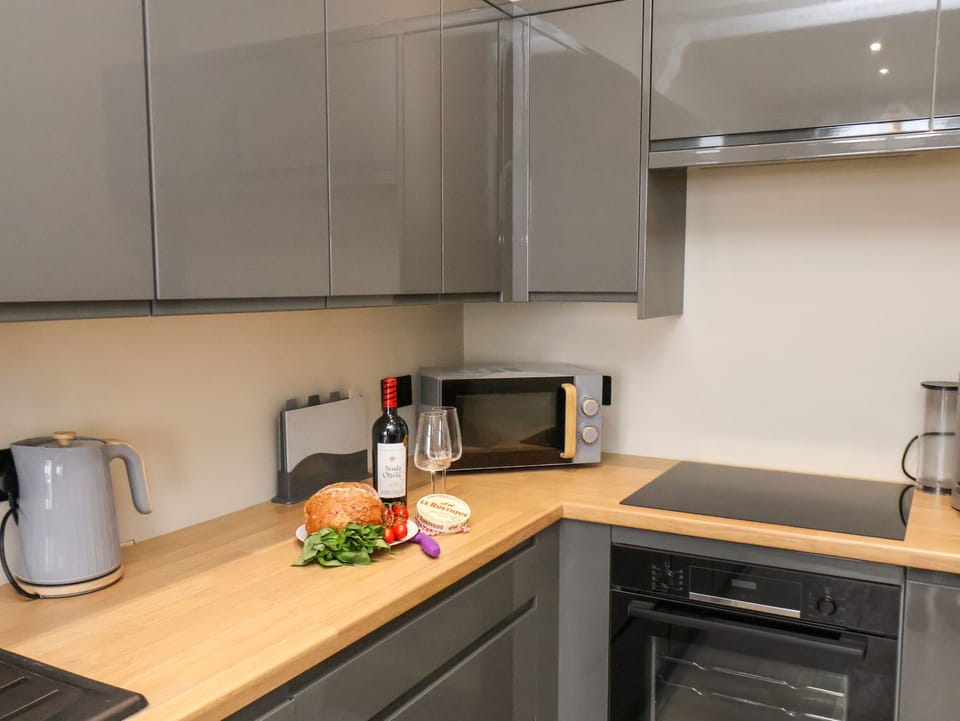 Cottage | Private kitchen | Fridge, dishwasher, electric kettle, toaster
