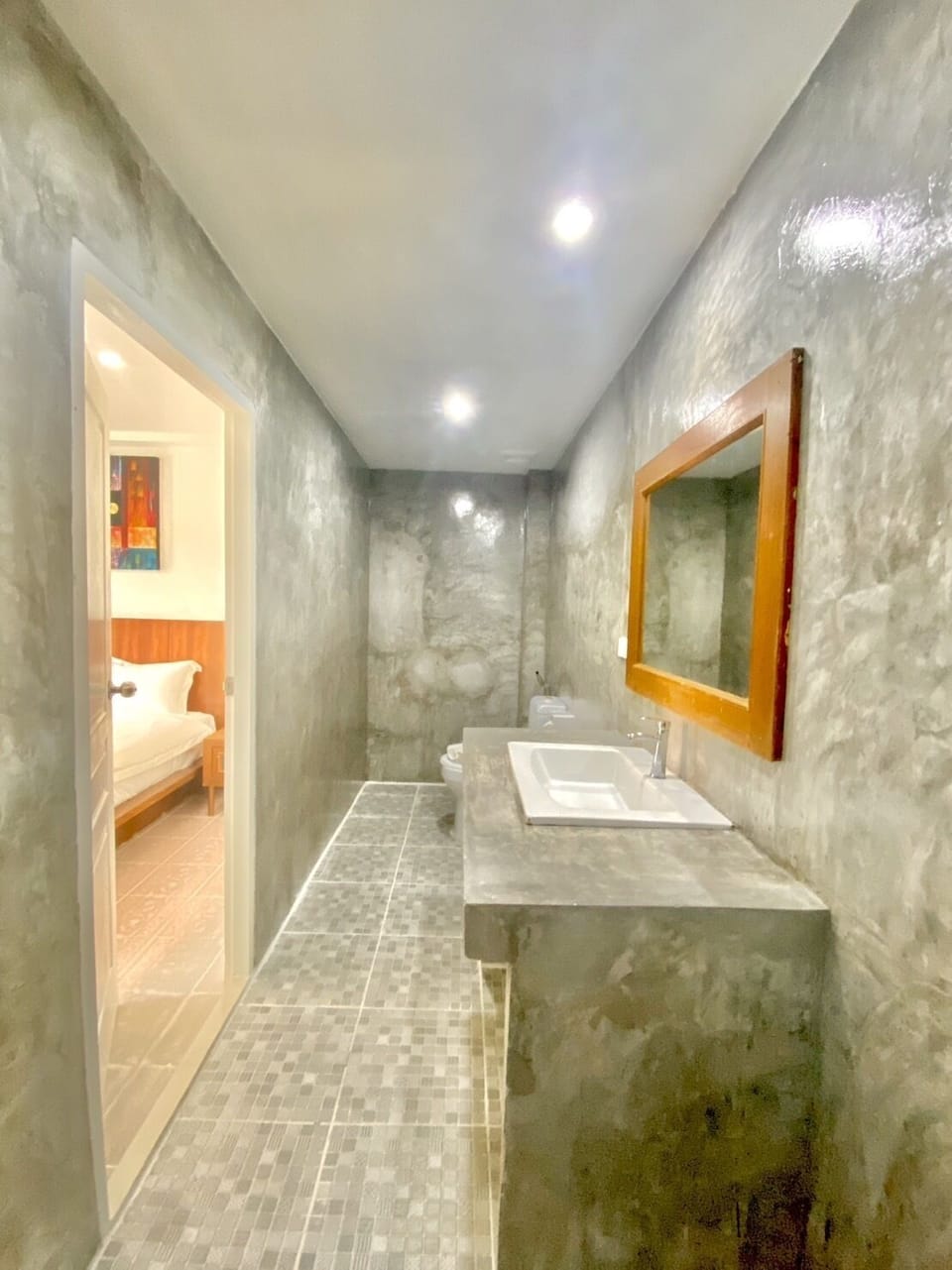 Superior Room, 1 King Bed | Bathroom | Shower, rainfall showerhead, free toiletries, hair dryer