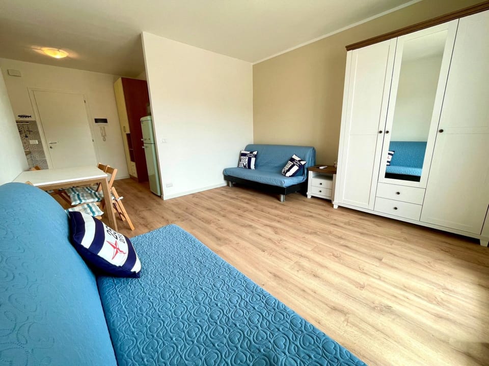 Studio, Multiple Bedrooms, Balcony, City View | Living area