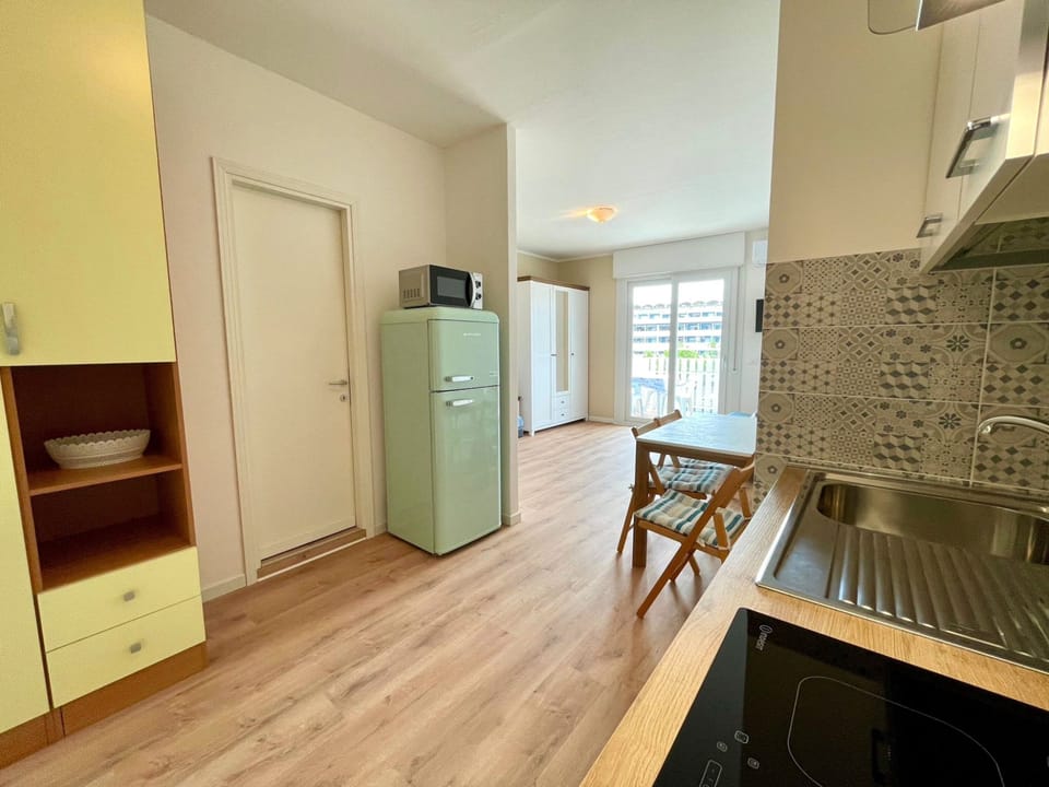 Studio, Balcony, City View | Interior