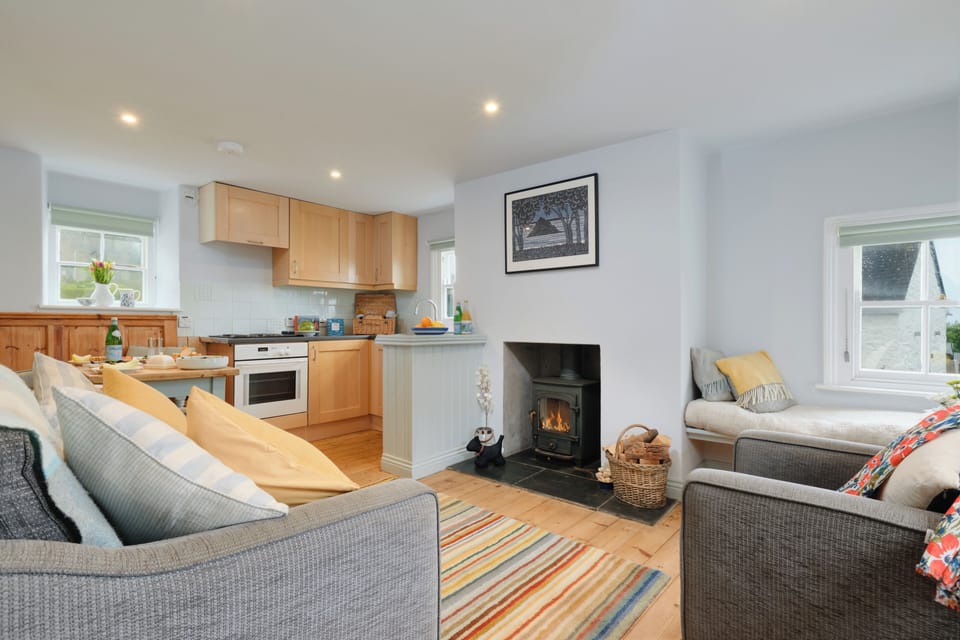 Cottage | Living area | Fireplace