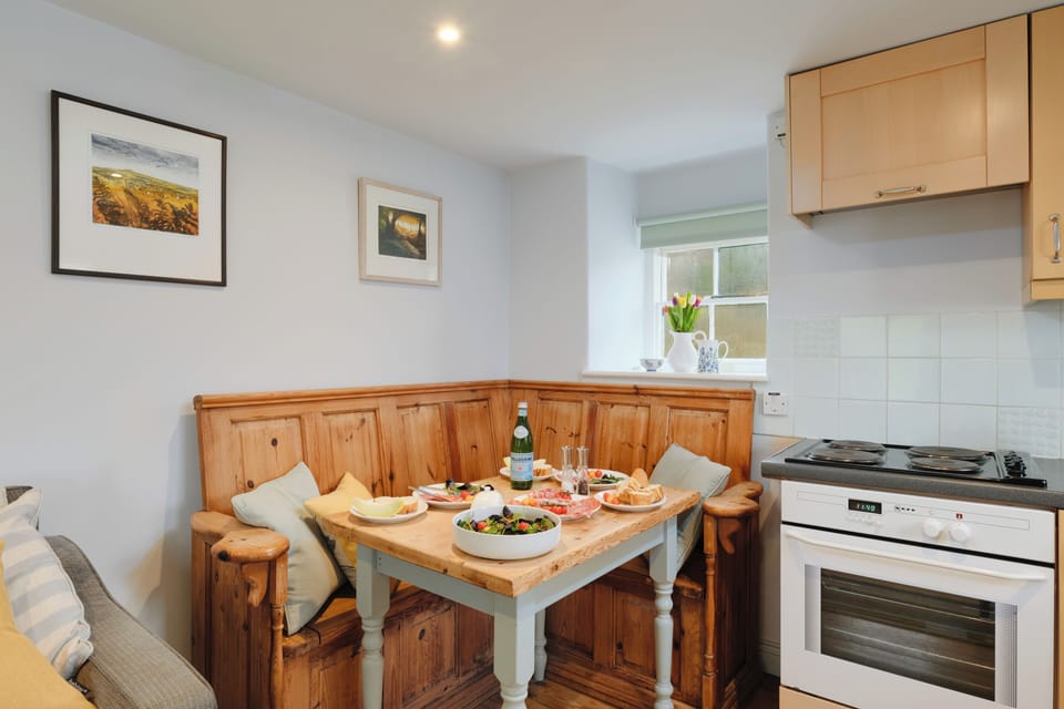 Cottage | Private kitchen | Fridge, electric kettle, toaster, cookware/dishes/utensils