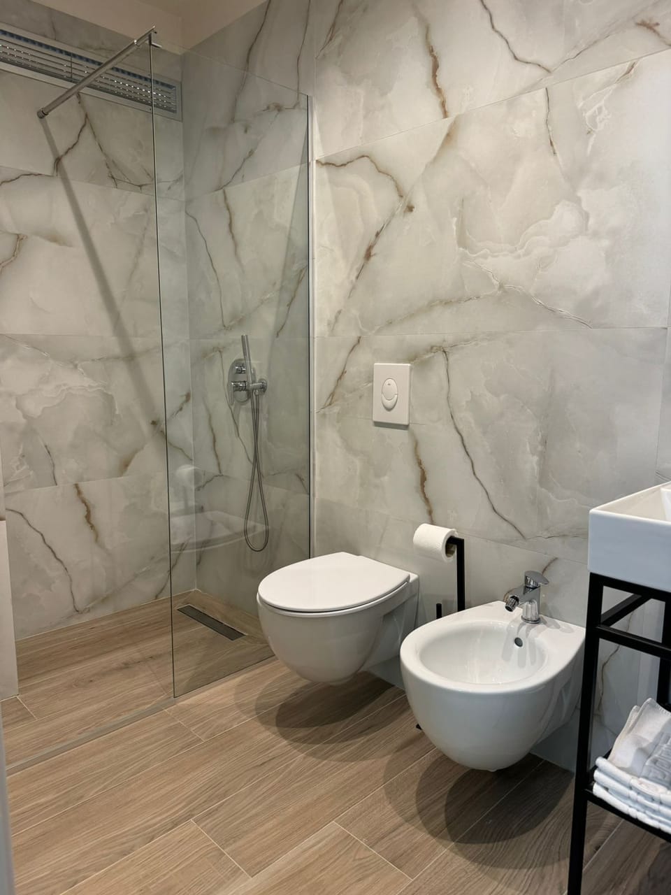 Standard Twin Room | Bathroom | Shower, rainfall showerhead, free toiletries, hair dryer