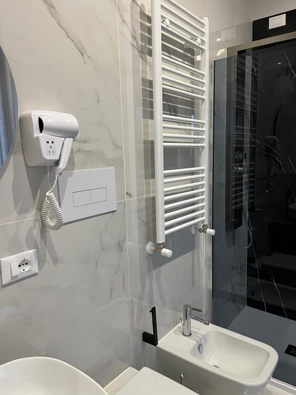 Deluxe Room | Bathroom | Free toiletries, hair dryer, slippers, bidet