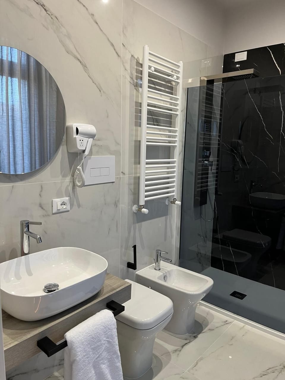 Deluxe Room | Bathroom | Free toiletries, hair dryer, slippers, bidet