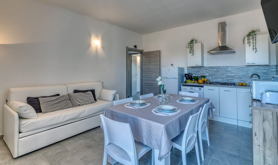 Standard Apartment | Private kitchen | Full-size fridge, microwave, oven, stovetop
