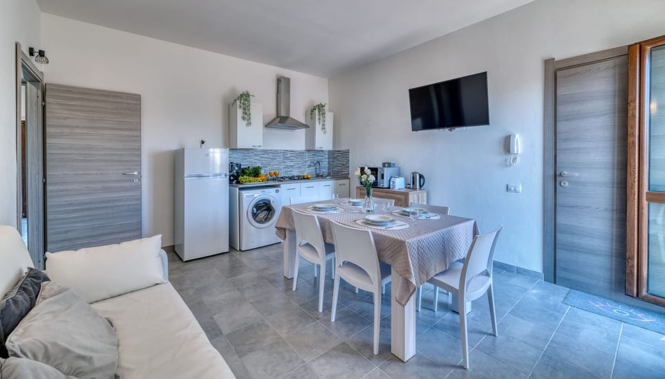 Standard Apartment | Private kitchen | Full-size fridge, microwave, oven, stovetop