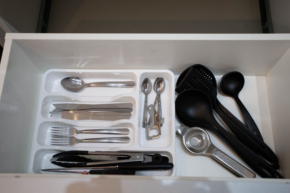Apartamento 1404 | Private kitchen | Full-size fridge, microwave, blender, cookware/dishes/utensils