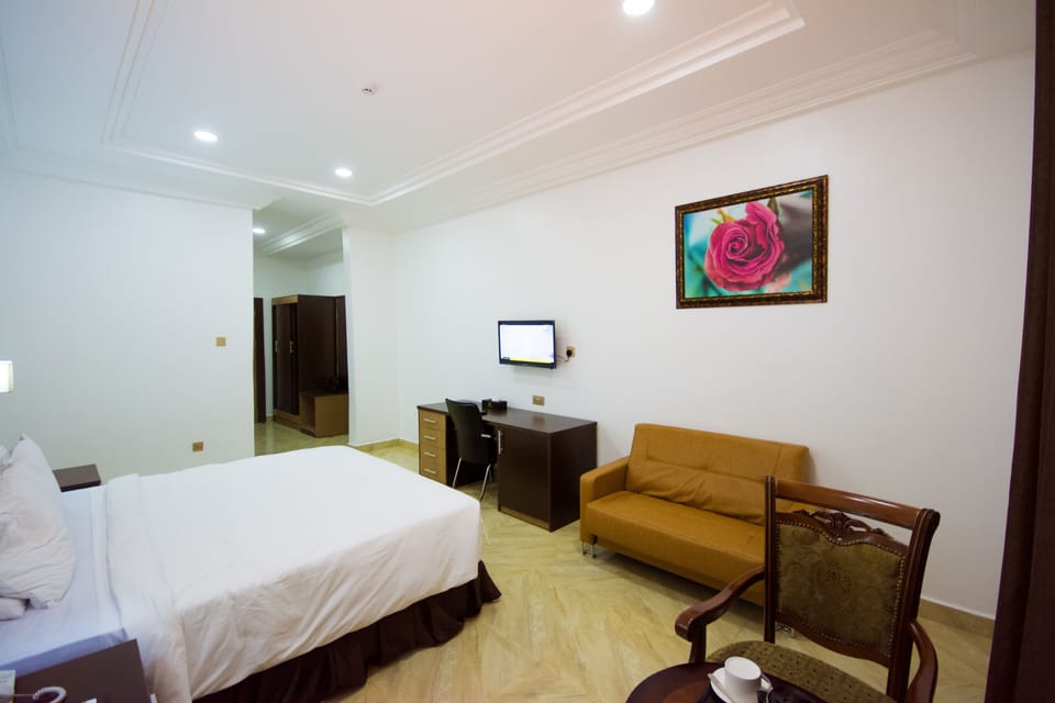 Deluxe Room, 1 Bedroom, Accessible Bathtub, Non Smoking | In-room safe, blackout drapes, soundproofing, iron/ironing board