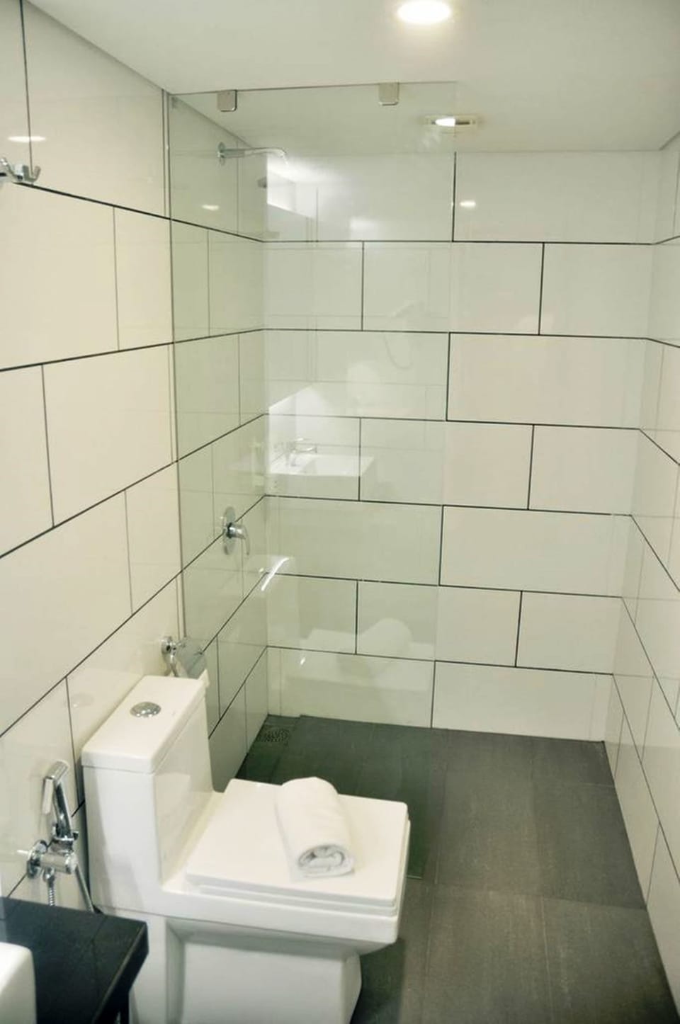 Mango Classic | Bathroom | Shower, free toiletries, hair dryer, towels
