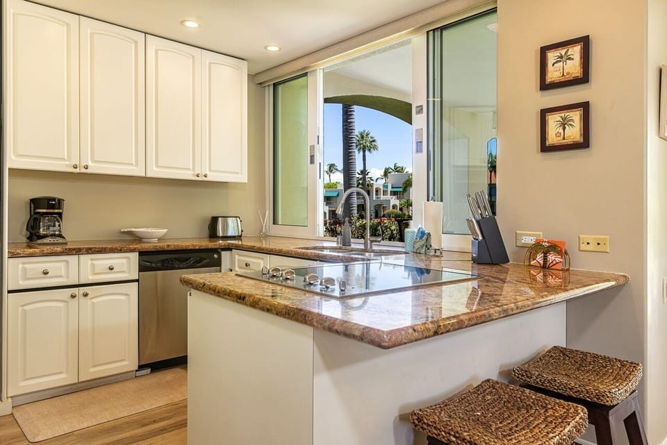 Condo, 1 Bedroom | Private kitchen | Fridge, oven, stovetop, coffee/tea maker