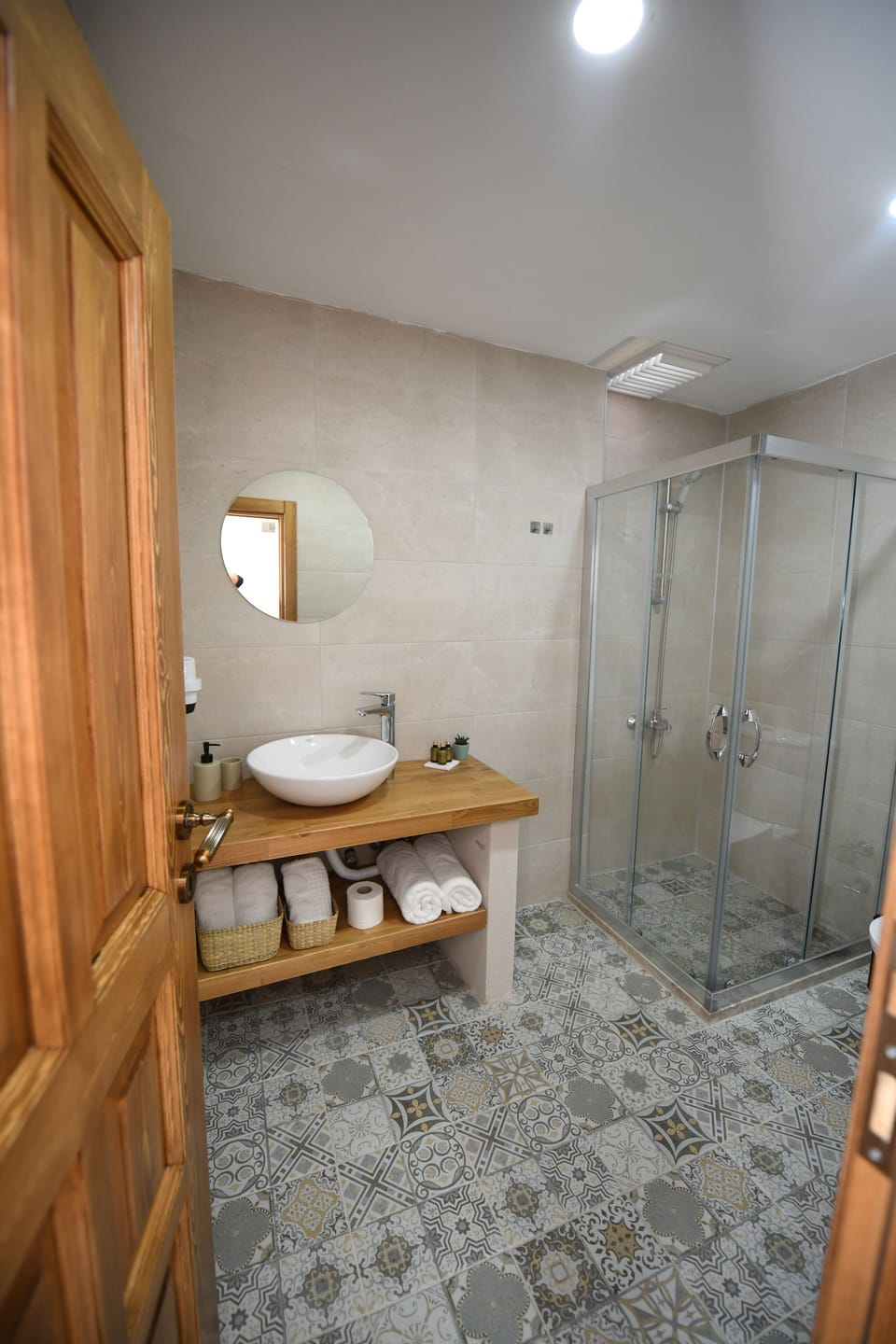 Double Room with Balcony | Bathroom | Shower, free toiletries, hair dryer, bathrobes
