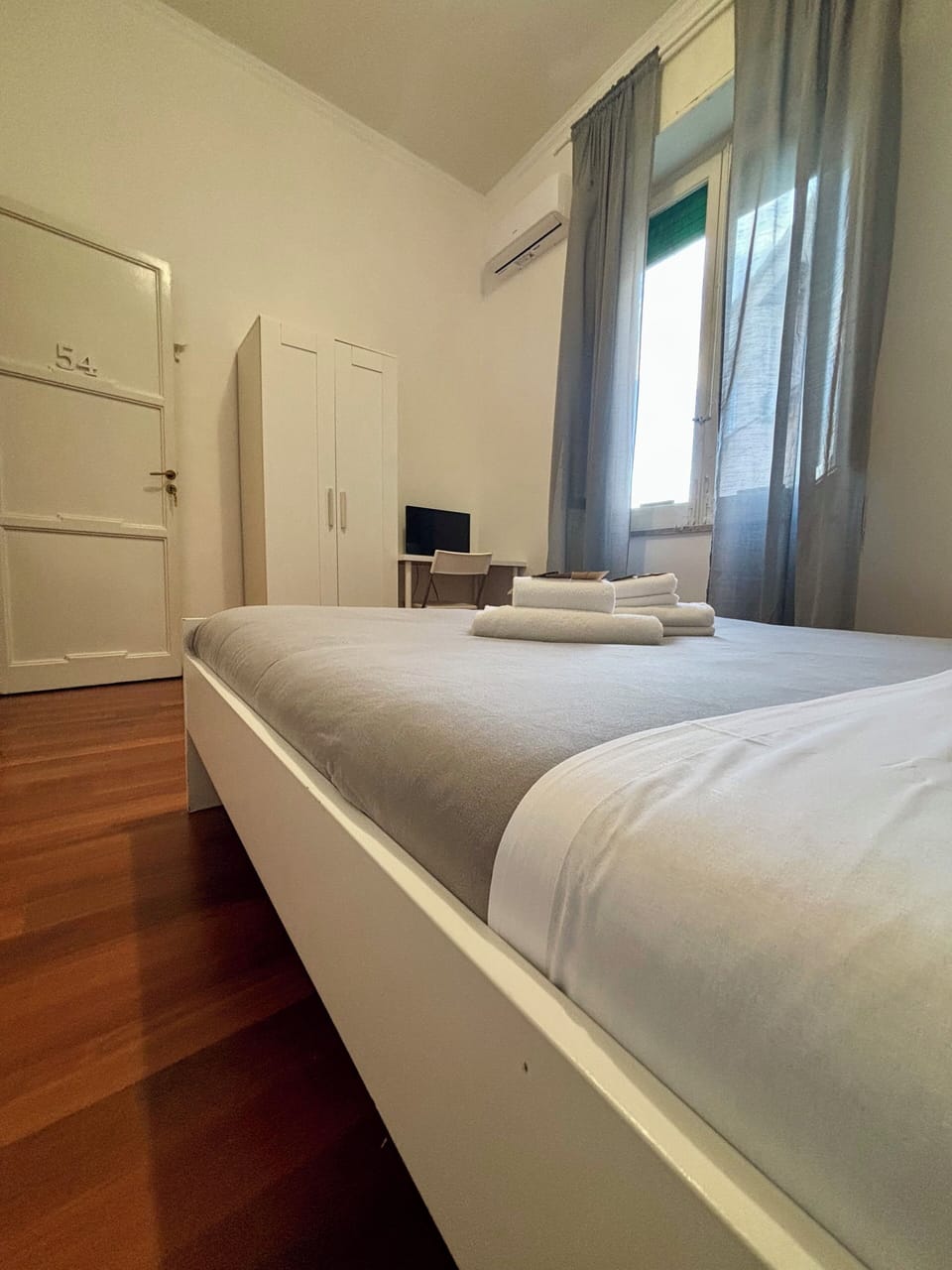 Hypo-allergenic bedding, desk, iron/ironing board, free WiFi