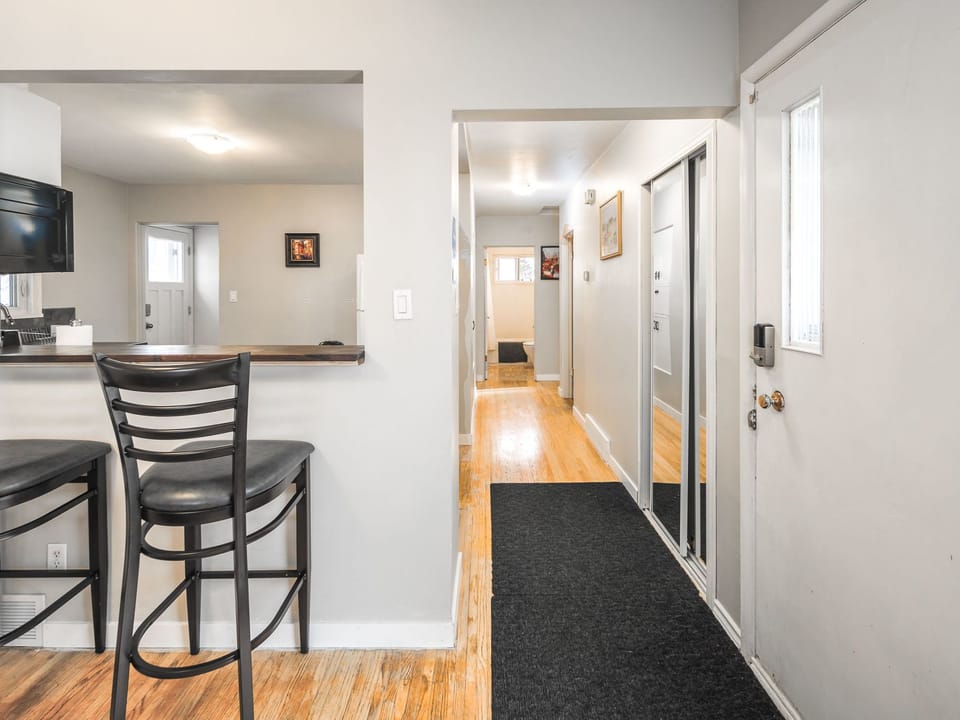 Willkommen in diesem möblierten, gemütlichen und komfortablen ganzen Haus in de Vacation rental in Calgary