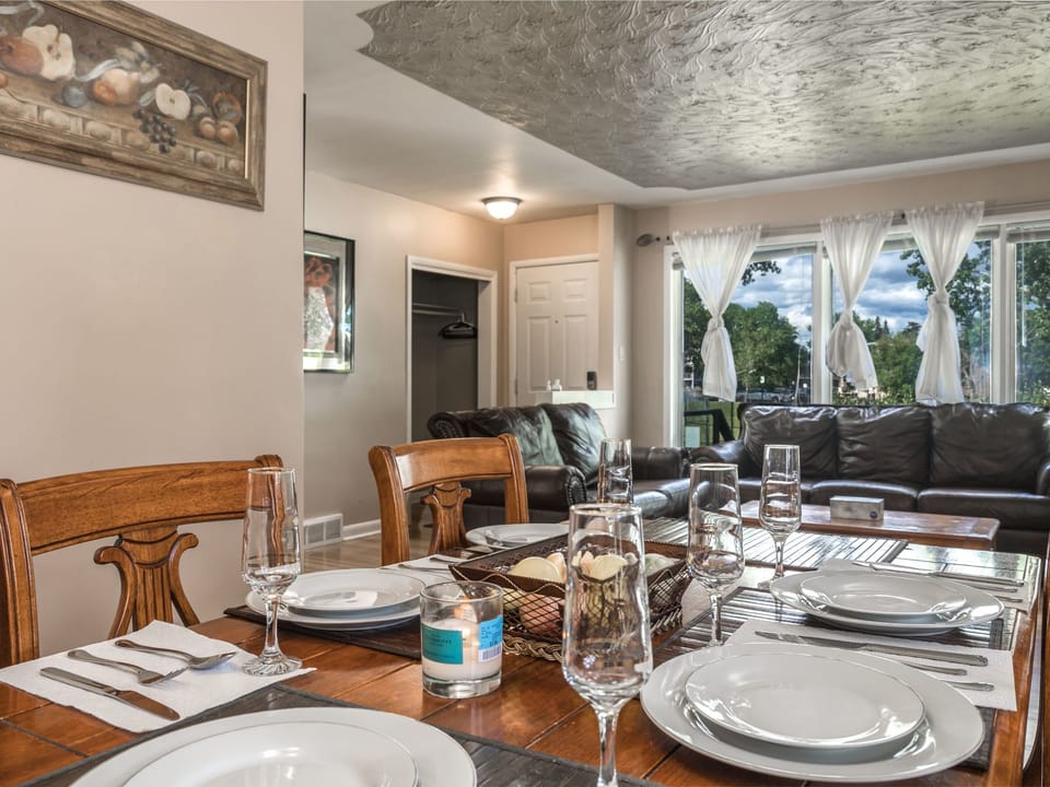 A@Home Ganzes Haus bei Chinook Mall, für 9 Personen Vacation rental in Calgary