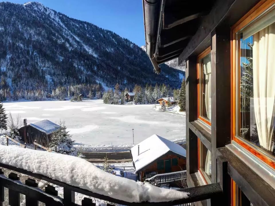 Chalet mit Seeblick, Jacuzzi, Sauna und Garten Vacation rental in Canton of Valais