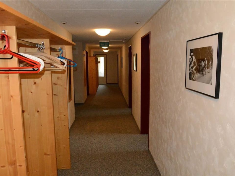 Anne (Hochparterre) Appartement/Fewo, Dusche oder Bad, WC 12-Bettwohnung Apartment in Saanen