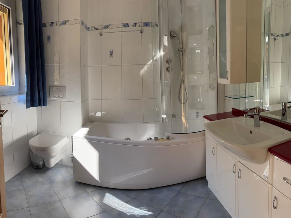 Ambassador Leukerbad # 4-bed apartment, Dusche und Bad, WC Apartment in Canton of Valais