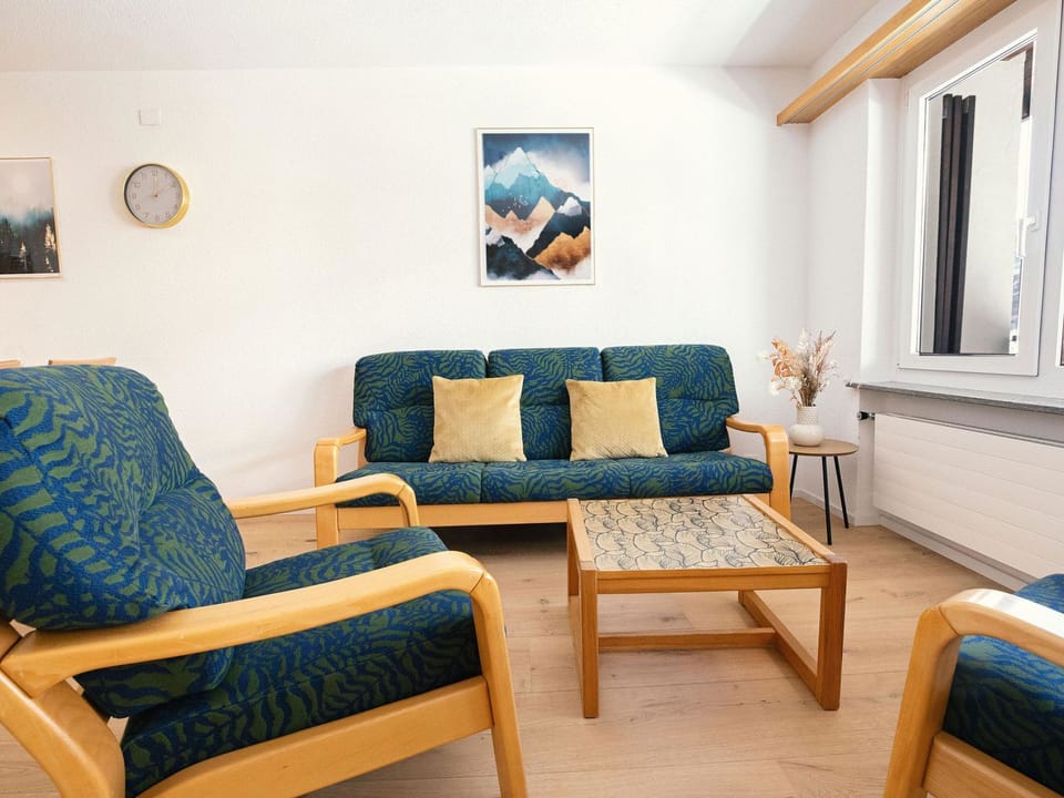 Holiday 91 # 5-bed apartment, Dusche, WC 5-bed apartment, Dusche, WC Apartment in Canton of Valais