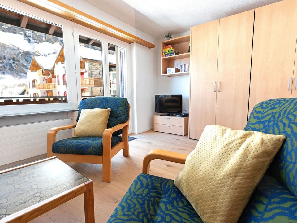Holiday 91 # 5-bed apartment, Dusche, WC 5-bed apartment, Dusche, WC Apartment in Canton of Valais