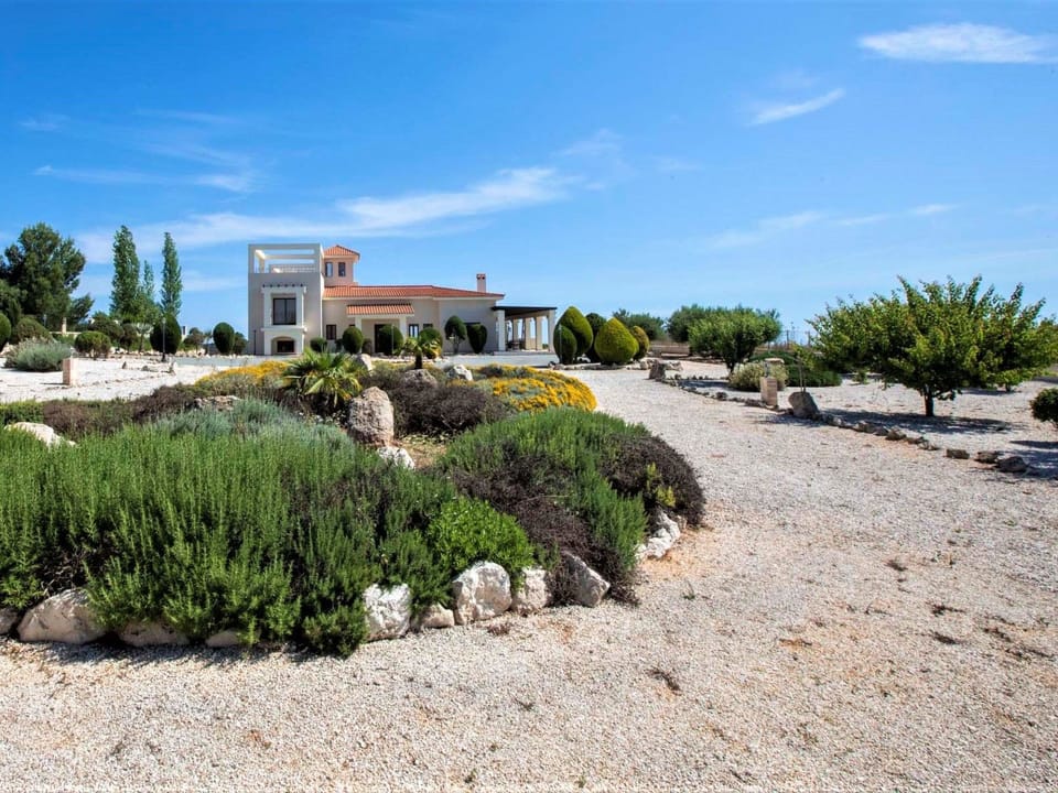 Villa mit Blick auf die Berge und Whirlpool Vacation rental in Peyia