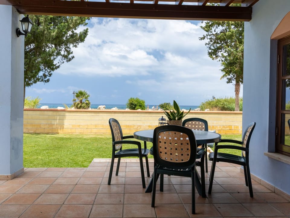 Beach Front 3-Schlafzimmer-Villa - 1. Linie vom Strand Vacation rental in Poli Crysochous