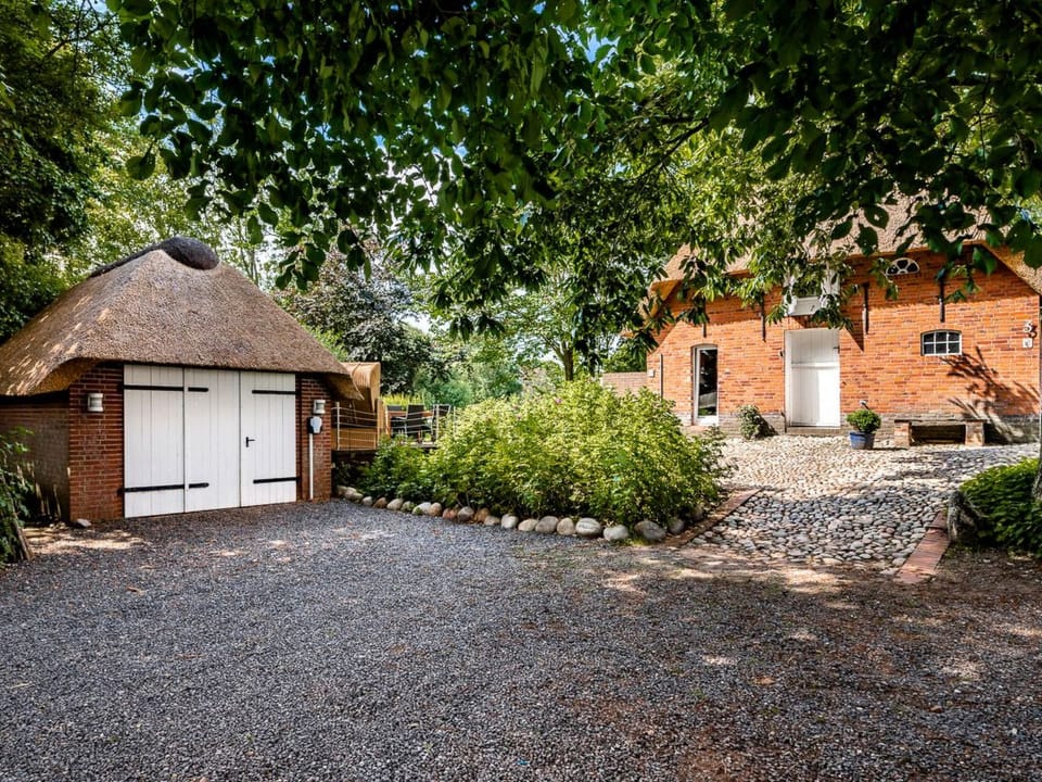 Reetdachhaus inmitten von Wiesen und Feldern Vacation rental in Nordfriesland