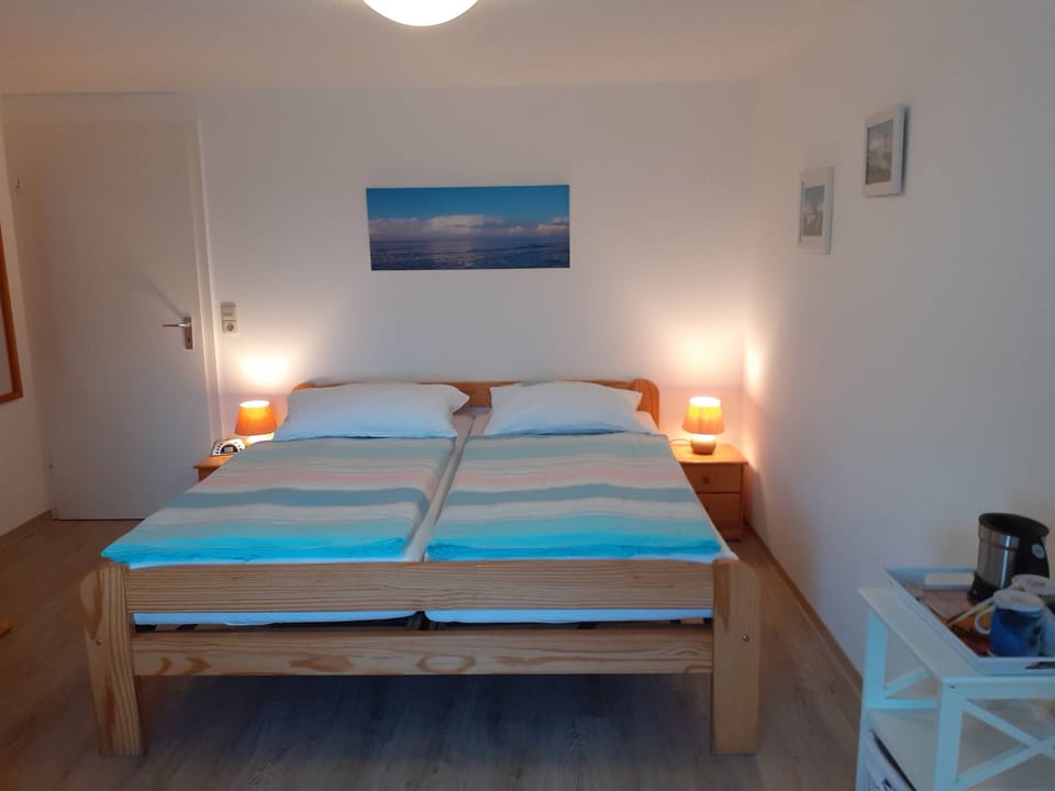 Gästezimmer mit Frühstück im Obergeschoss Vacation rental in Krummhörn