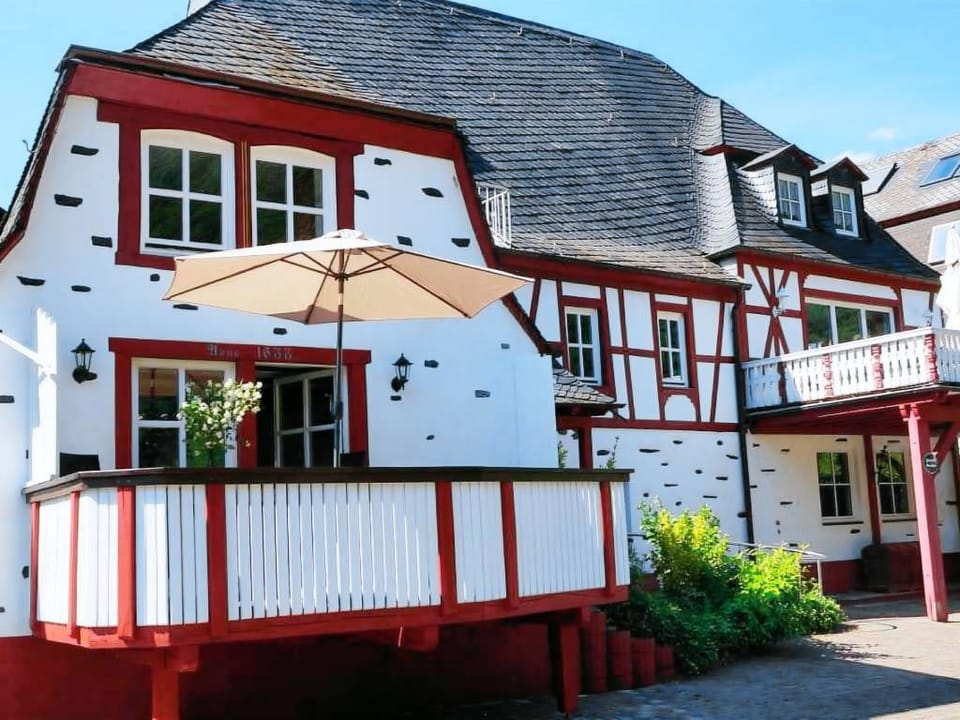 Altes Fährhaus anno 1 6 3 3 - Traumferienwohnung in exponierter Moselufer-Lage Apartment in Rhineland-Palatinate