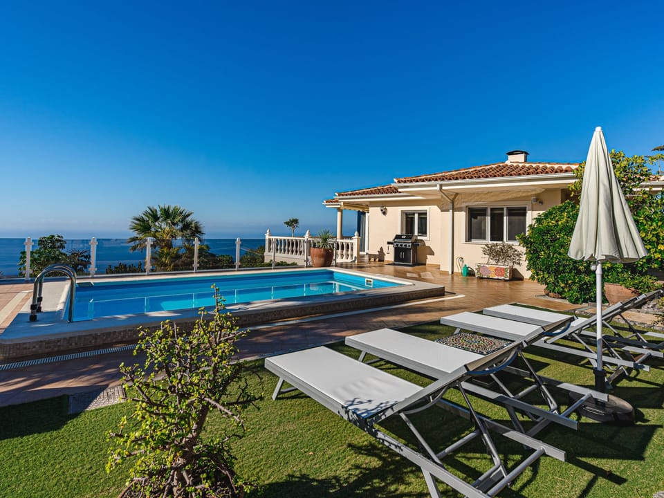 Luxusvilla mit fantastischem Meerblick Vacation rental in Canary Islands