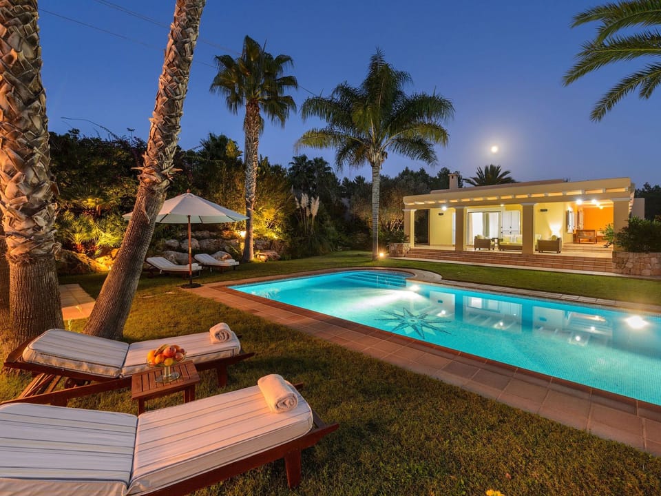 Schöne Villa Belvedere mit 4 Schlafzimmern, 3 Bädern, beheiztem Pool, zwei Whir Vacation rental in Ibiza