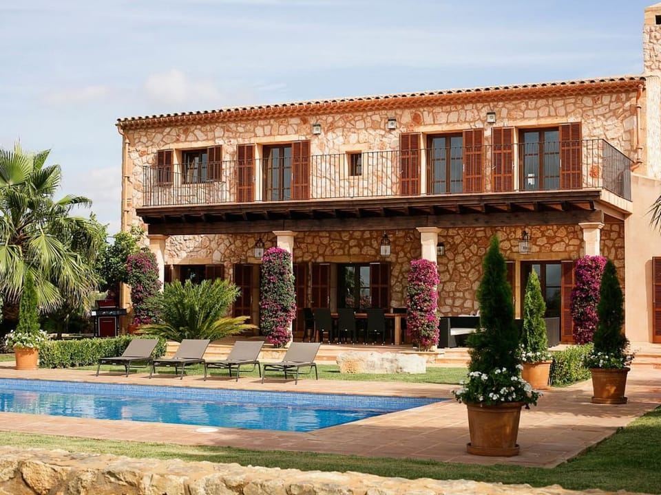 mit großem Pool,  parkähnlichen Garten Vacation rental in Llevant