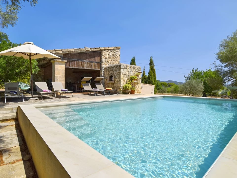 Finca mit Ruhe und Infinity-Pool Vacation rental in Llevant