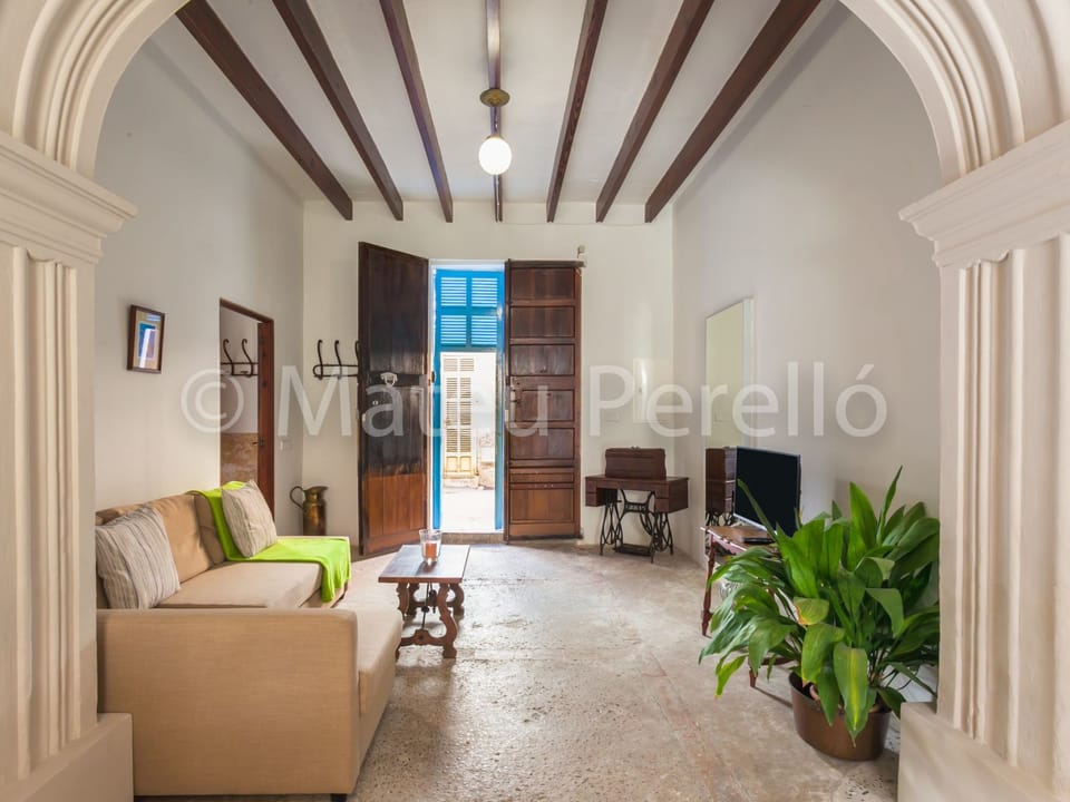 SLB-Stadthaus mit sonnigem Innenhof und Schwimmbad Vacation rental in Pla de Mallorca