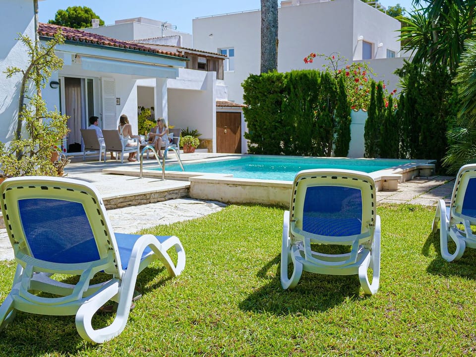 Landhaus mit Garten, Sonnenterrasse sowie überdachter Terrasse und Pool in Stra Vacation rental in Llevant