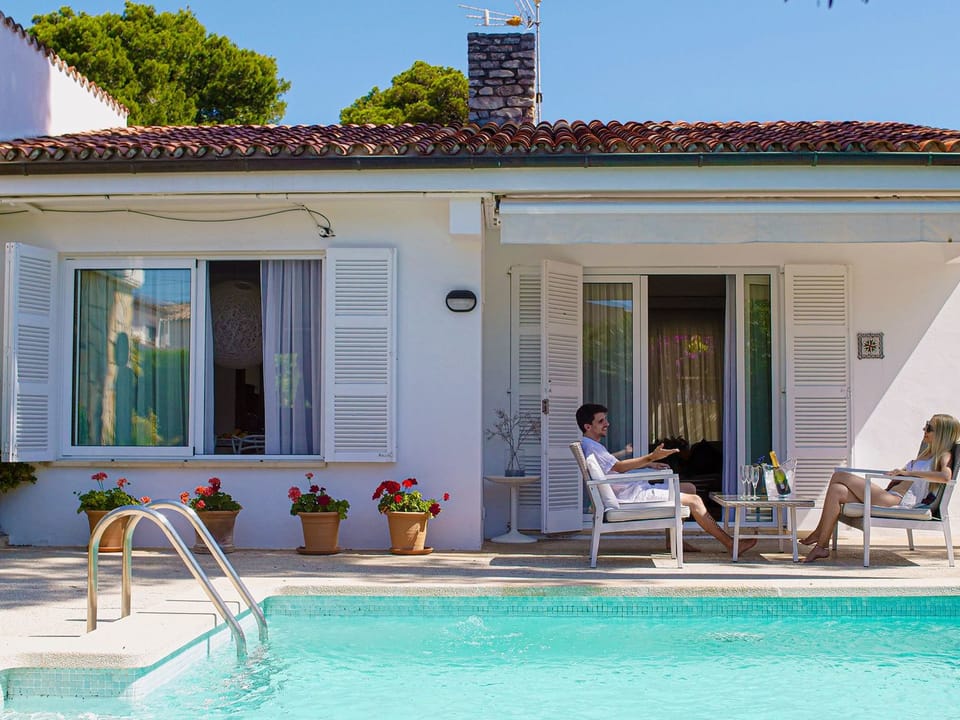 Landhaus mit Garten, Sonnenterrasse sowie überdachter Terrasse und Pool in Stra Vacation rental in Llevant