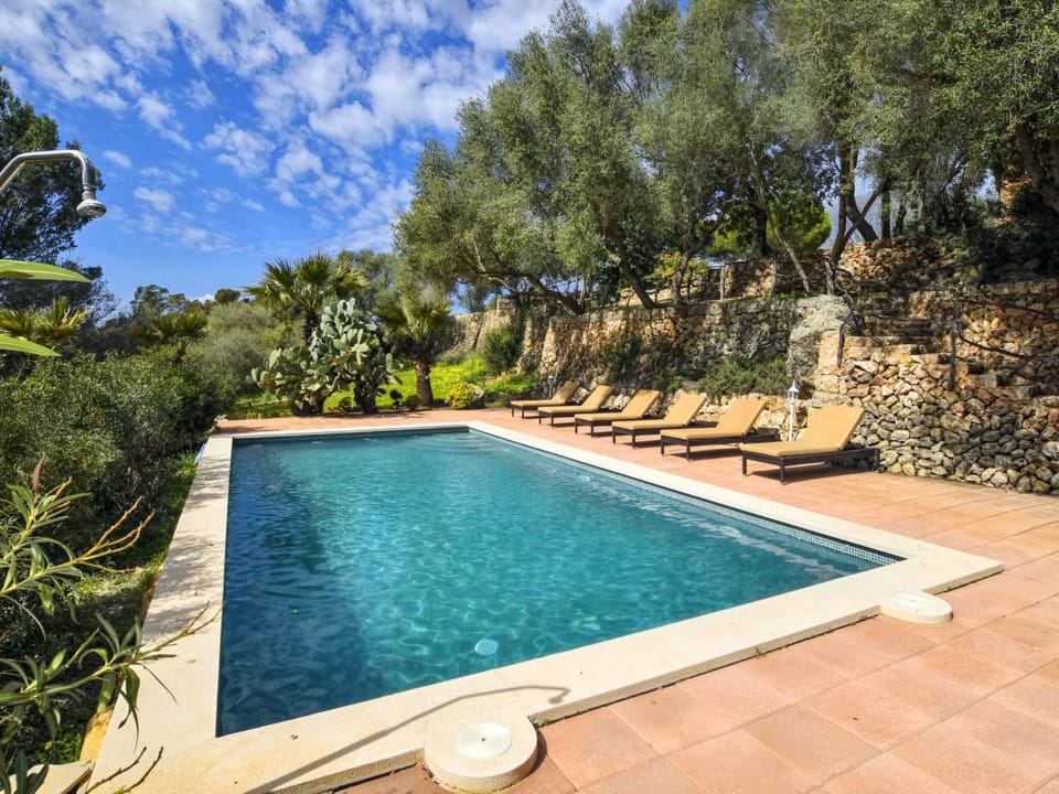 Finca in idyllischer Umgebung Pool & Klima 8 Pers Vacation rental in Raiguer