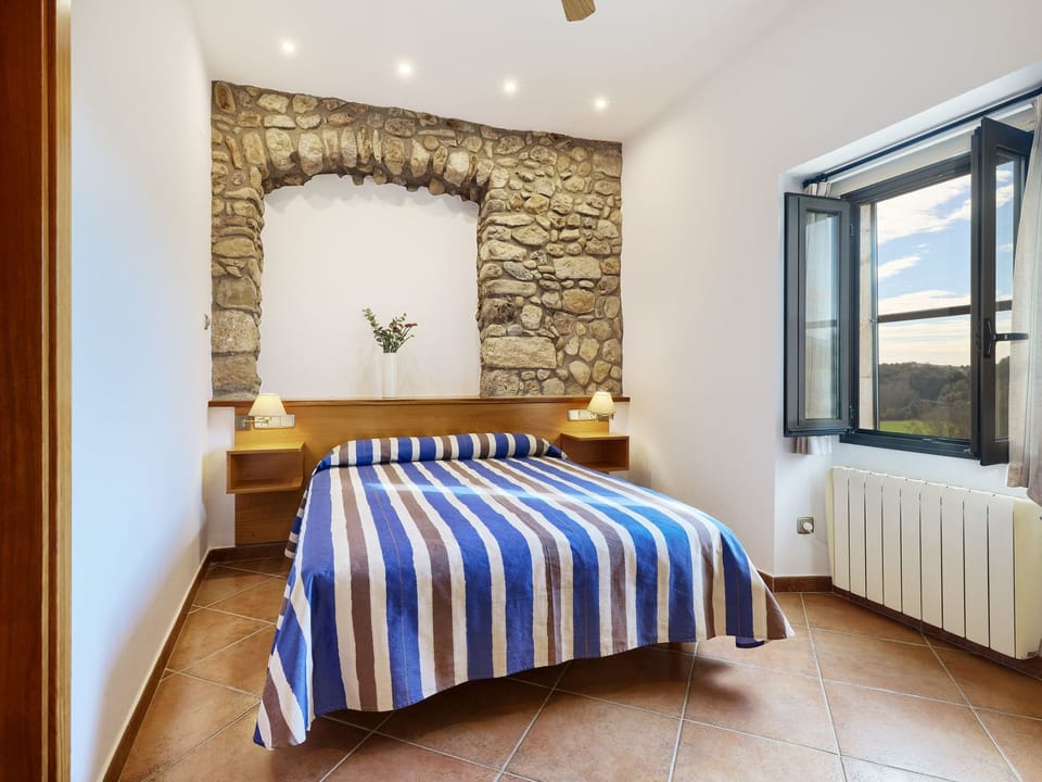 Landhaus, 8 Zimmer mit Bad, Schwimmbad, Tennis Vacation rental in Alt Empordà