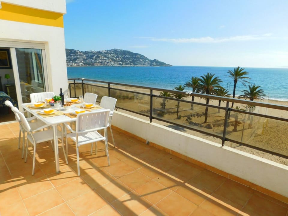 mit großer Terrasse und Parkplatz in Salatar, Roses Apartment in Roses