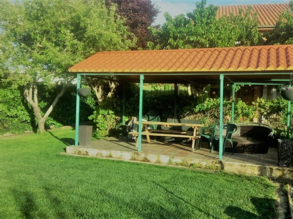 Sehr gepflegtes Ferienhaus im typisch spanischen Stil mit Garten, zwei Terrasse Vacation rental in Castile and León