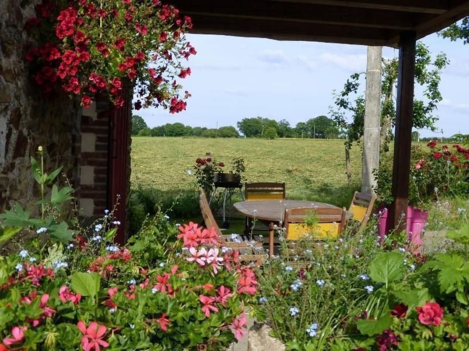 Gemütliches Steinhaus mit toller Sonnenterrasse inmitten von Feldern und Wiesen Vacation rental in Brittany