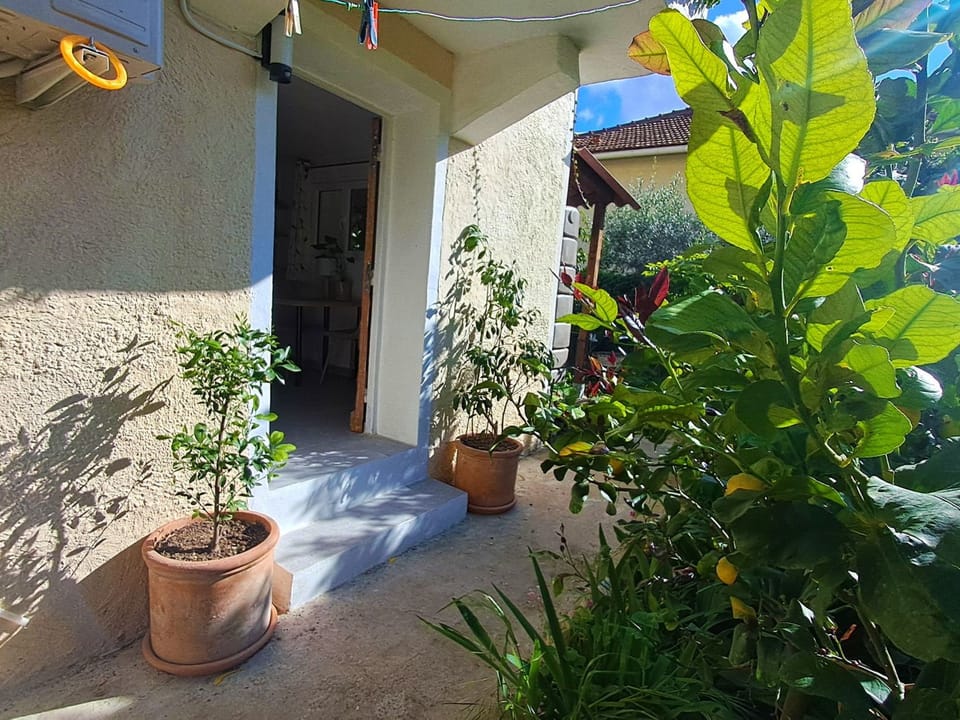 Studio "Villa l'Abeille" mit eigenem Garten Vacation rental in Sanary-sur-Mer