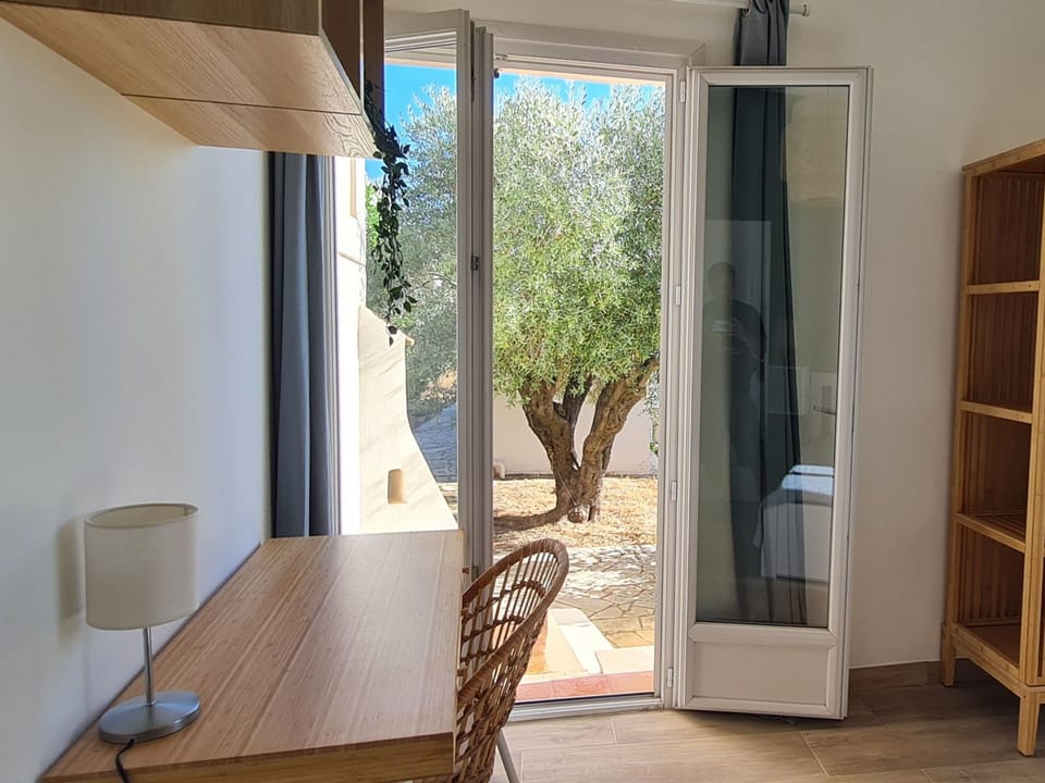 im Herzen der Weinberge, schattige Terrasse umgeben von Grün, Pool Vacation rental in French Riviera